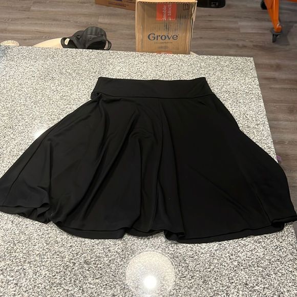 Isaac Mizrahi Dresses & Skirts - Isaac Mizrahi flowy black skirt M